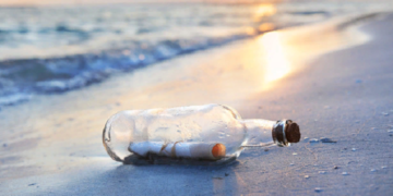 Письмо в бутылке переплыло океан и нашло своего получателя