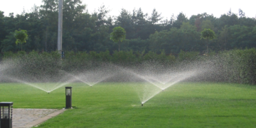 Достоинства и правила автоматического полива газонов