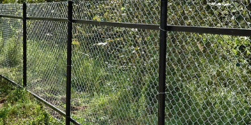 Установка заборов из сетки: правила и этапы