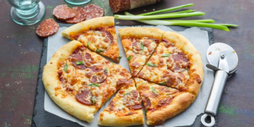 Пицца с колбасой: способы приготовления и рецепт