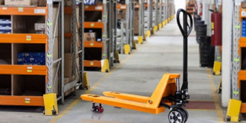 Применение гидравлических тележек для склада