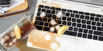 Что делать, если MacBook утопили в воде и советы