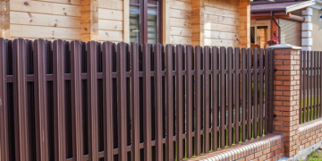 Применение и установка забора из металлического штакетника