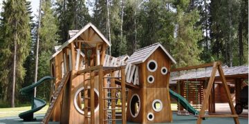Особенности изготовления и установки детских игровых площадок из дерева