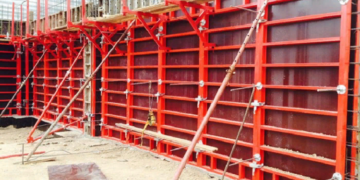 Достоинства и сборка крупнощитовой опалубки стен