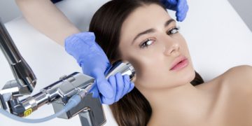 Достоинства применения лазерного пилинга и особенности процедуры