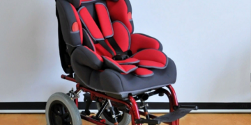 Детская инвалидная коляска: требования и выбор
