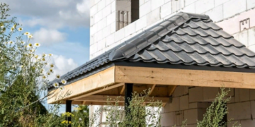 Основные разновидности и советы по выбору карнизной подшивки