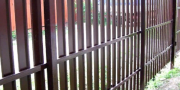 Как смонтировать забор из металлического штакетника