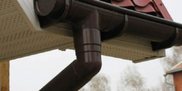 Водосток пластиковый: достоинства и монтаж