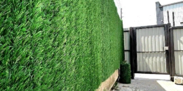 Зеленый забор искусственный: достоинства и правила монтажа
