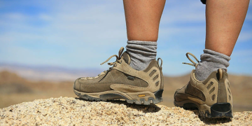 Выбираем правильные кроссовки для туризма и советы