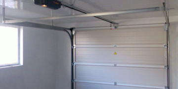 Подъемные гаражные ворота: достоинства и установка