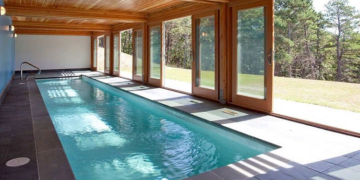 Бассейн в загородном доме: достоинства и как построить