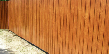 Профнастил под дерево: достоинства и монтаж