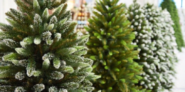 Искусственные елки для дома: достоинства и виды