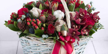 Как правильно оформить композицию из цветов в корзине