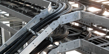 Правила прокладки кабеля в лотках и трубах