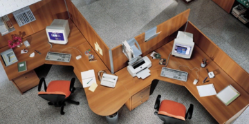 Офисные столы: достоинства, виды и выбор