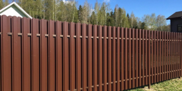 Установка евроштакетника и его применение для забора