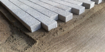 Особенности укладки тротуарной плитки на бетон и советы