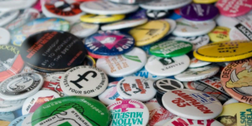 Процесс изготовления значков и материалы