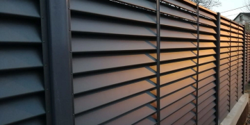 Особенности и установка забора жалюзи на участке