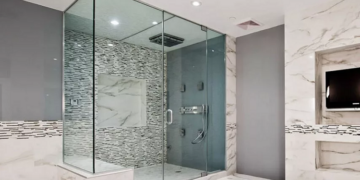 Преимущества монтажа стеклянной душевой перегородки