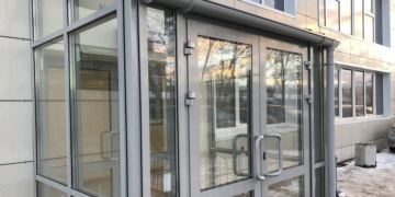 Алюминиевые входные группы: достоинства и установка