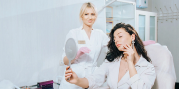 Косметолог: что нужно знать и как им стать