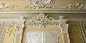 Гипсовая лепнина в интерьере: достоинства и монтаж