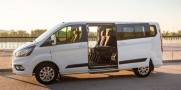 Прокат автомобиля с водителем: правила и достоинства