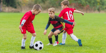 Преимущества занятий футболом и основные правила игры для начинающих