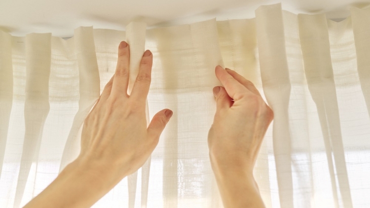 Правильная фиксация крючков на шторах для долговечного комфорта