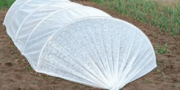 Парники из агроволокна: достоинства и установка