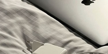 Как выбрать зарядное устройство для ноутбука: мощность, совместимость и безопасность