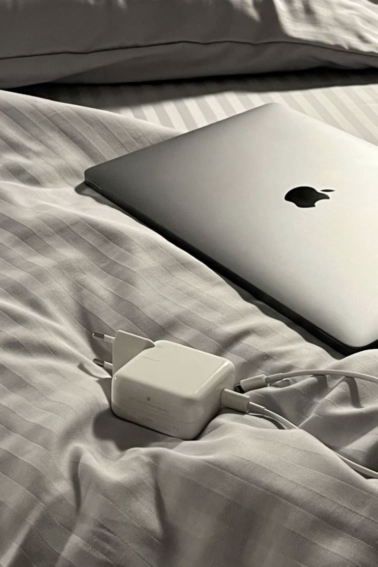 Как выбрать зарядное устройство для ноутбука: мощность, совместимость и безопасность