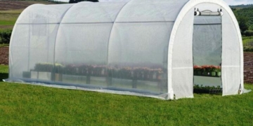Спанбонд для теплицы в рулонах: размеры и удобство использования
