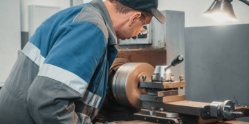 Обучение на токаря: требования к поступлению и чему учат на практике