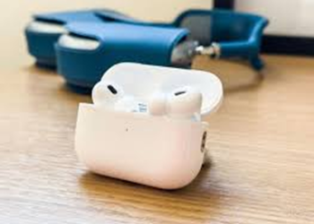 Які навушники краще купити — AirPods 4 чи AirPods Max?